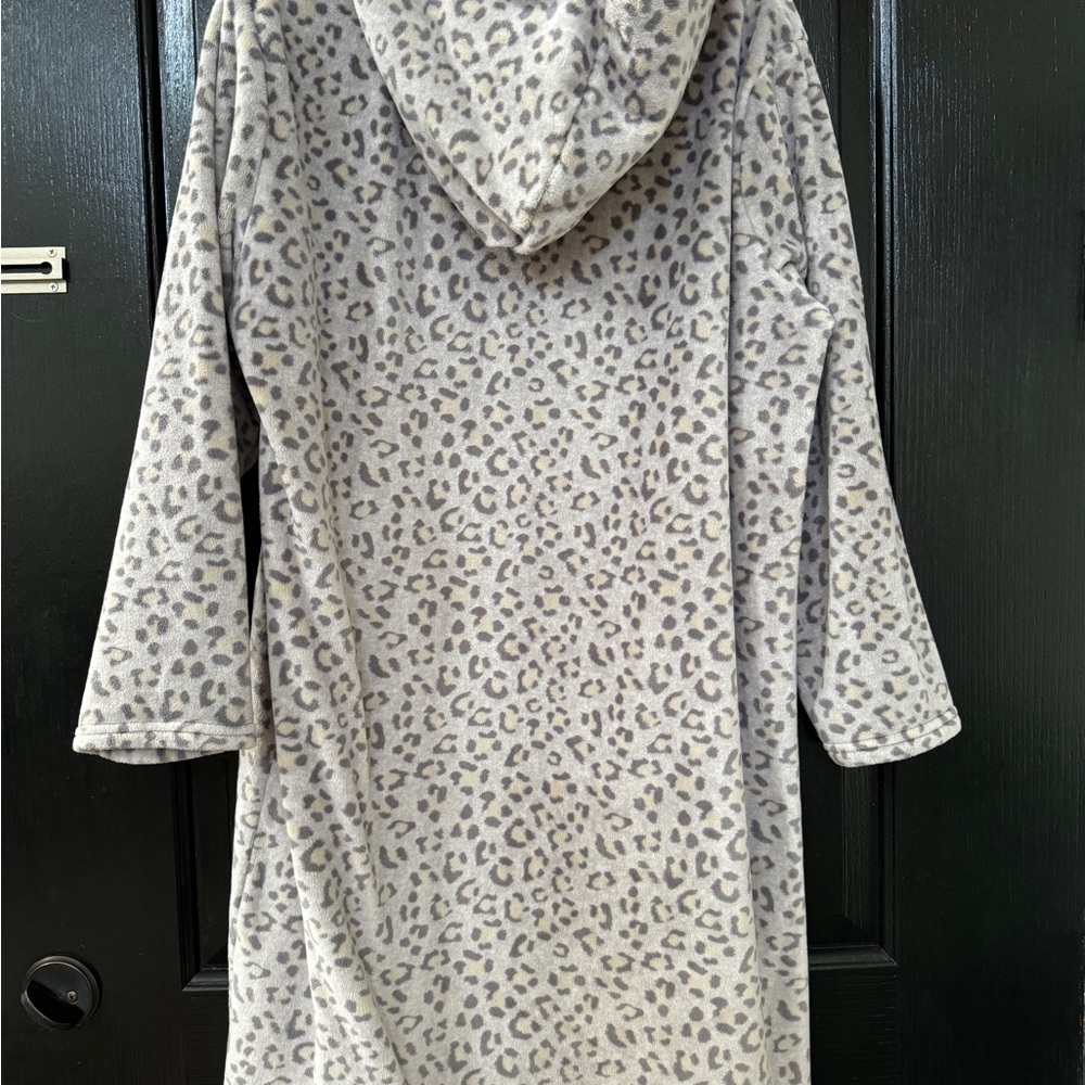 Leopard Print Hooded Robe - Picture 2 of 5